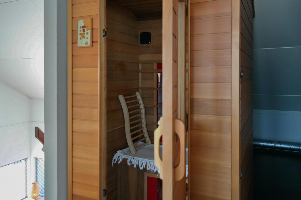 6 Pers. Waterfront Home Seeblick, Equipped Stilt House On The Water Anjum Eksteriør bilde